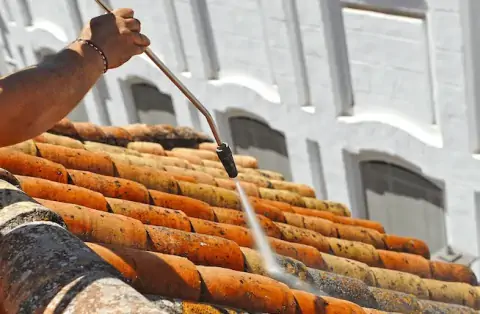 Démoussage de toiture à Hourtin